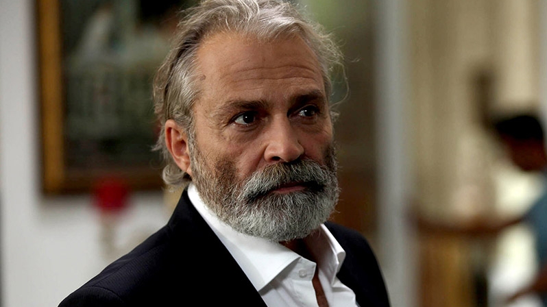 YENİDEN EKRANA DÖNÜYOR