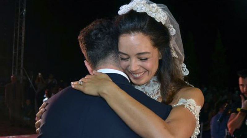 Azra Akın, İlk Bebeğini Kucağına Aldı