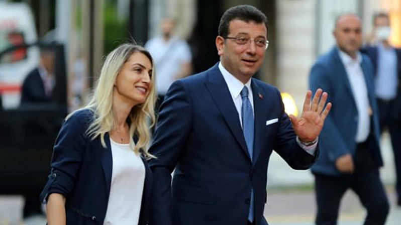 EŞİ DERGİYE KAPAK OLDU