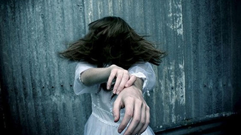 UYUR GEZER GENÇ KIZ ÜÇÜNCÜ KATAN DÜŞTÜ