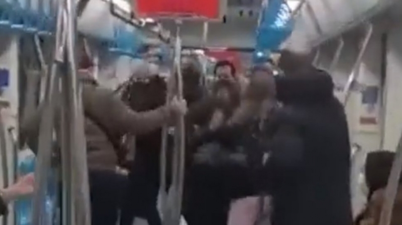 MARMARAY'DA ' NEDEN SEVİŞİYORSUNUZ? ' KAVGASI