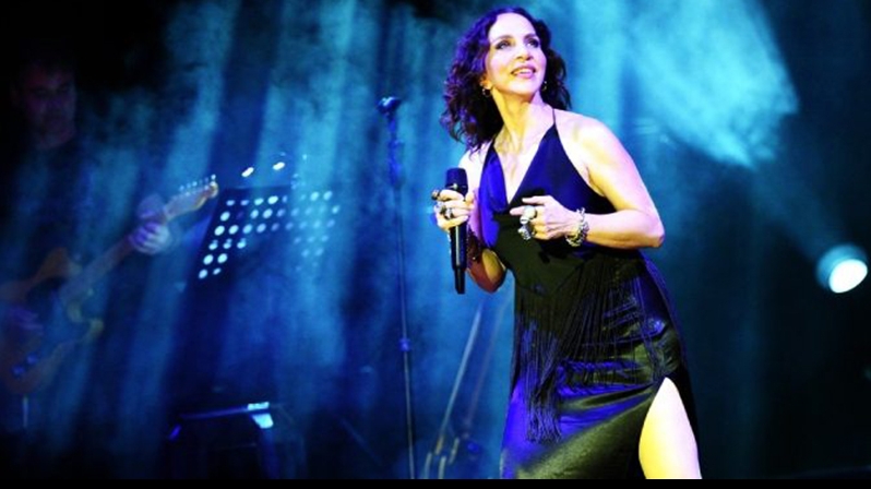 SERTAP ERENER KONSERİNE TELİF BASKINI