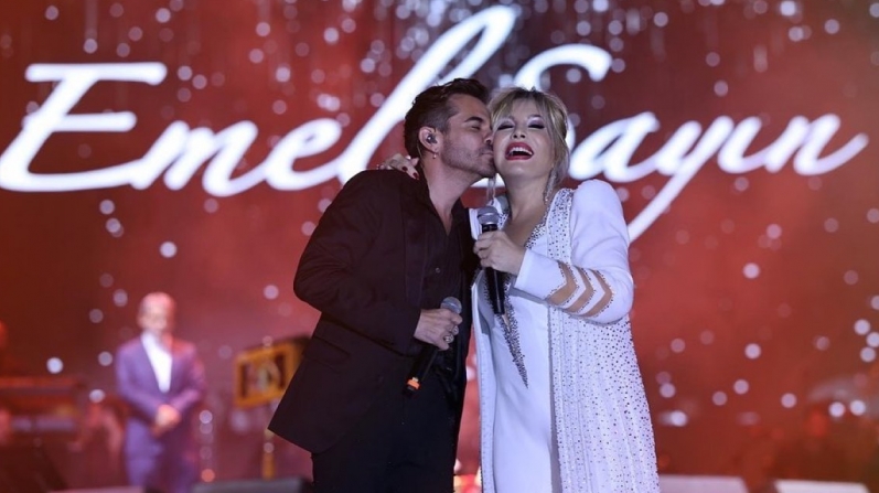 EMEL SAYIN'I ÖPÜCÜKLERE BOĞDU