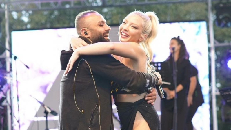 SAHNEDE EKİBİ TEK TEK ÖPTÜ