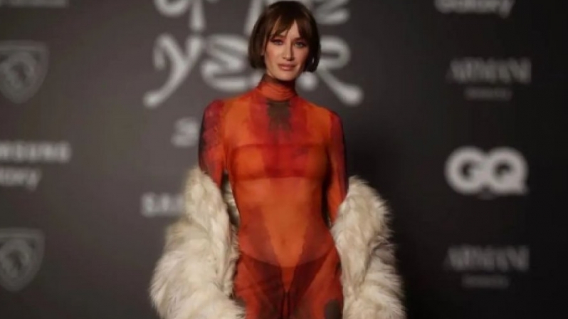 TRANSPARAN ELBİSESİYLE DİKKAT ÇEKTİ