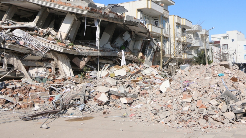 ENKAZDA BULDUKLARI ALTIN VE DÖVİZİ SAHİBİNE TESLİM ETTİLER