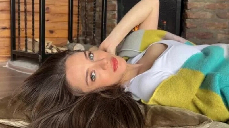 VERDİĞİ POZLARLA NEFES KESTİ