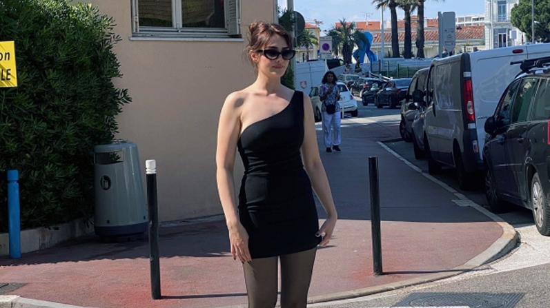 MİNİ ELBİSESİ İLE DİKKAT ÇEKTİ