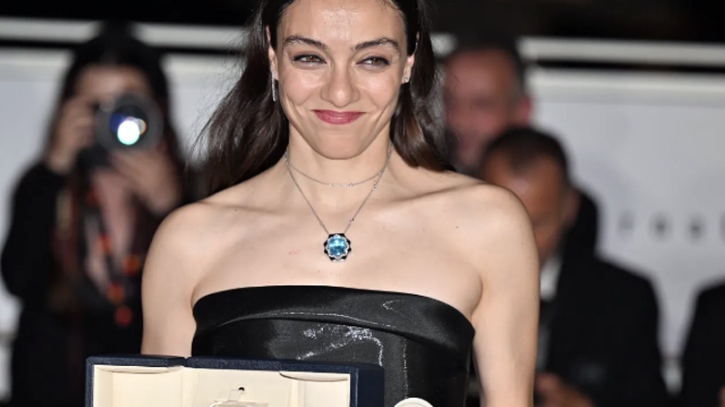 CANNES'DA EN İYİ KADIN OYUNCU ÖDÜLÜ ALDI