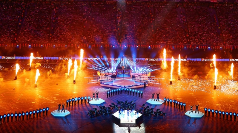 FİNAL ÖNCESİ DÜNYACA ÜNLÜ STARLAR SAHNE ALDI