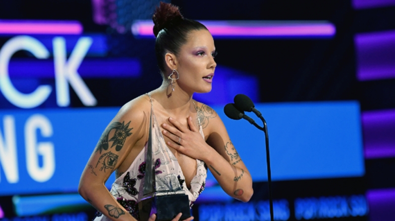 İSRAİL KORKUSUNU YENDİ FİLİSTİN'E BAĞIŞ YAPTI