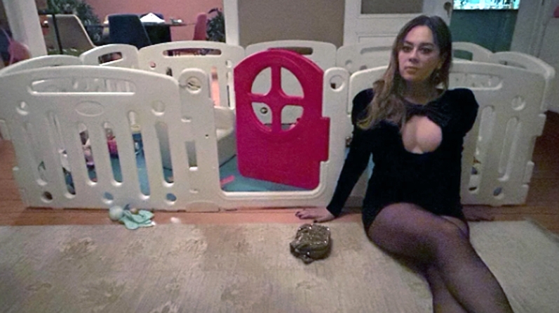 BEBEK ODASINDAN SEKSİ POZLAR