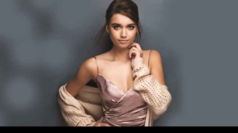 AFRA SARAÇOĞLU YENİ TARZIYLA  DİKKAT ÇEKTİ